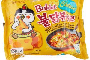 韓国スーパーの麺売り場に並ぶ三養のブルダック炒め麺のパッケージ