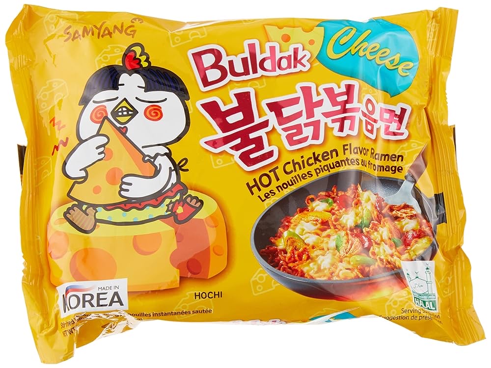 韓国スーパーの麺売り場に並ぶ三養のブルダック炒め麺のパッケージ