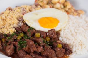 ブラジルの定食（肉・米・豆・ファロファ）