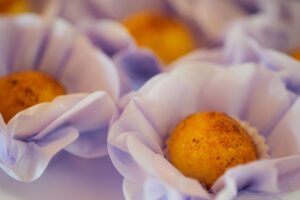 紙カップに入ったブラジルの焼き菓子