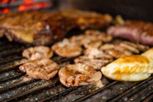 炭火で焼くシュラスコの肉