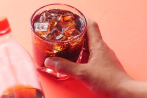 氷を入れたグラスの炭酸飲料