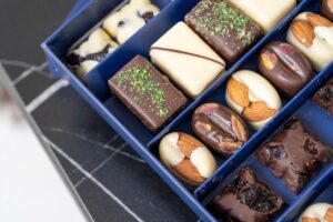 箱に詰め合わせたチョコレート菓子