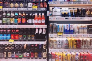 輸入食品が並ぶ店の棚