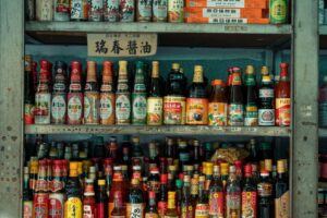 アジアの調味料が並ぶ食料品店の棚