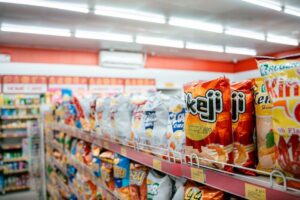 スナック菓子が並ぶスーパーの通路
