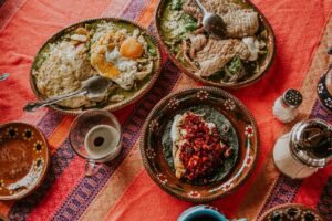 テーブルに並ぶメキシコ料理
