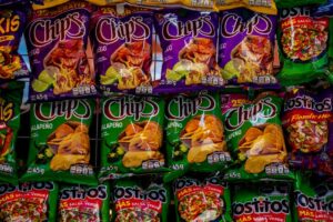 棚に並ぶメキシコのスナック菓子