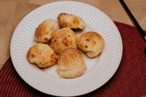 皿に盛ったポンデケージョ